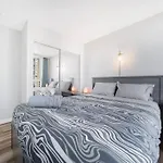 Beautiful Dt 3 Bed 2Bath Apat Free Parking & Pool