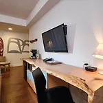 Skwachays Lodge