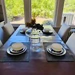 Deluxe Master Queen Bedroom With Bathroom In Vancouver West