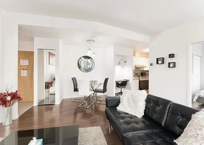 2Bdrm Luxurious Condo In Heart Of Downtown