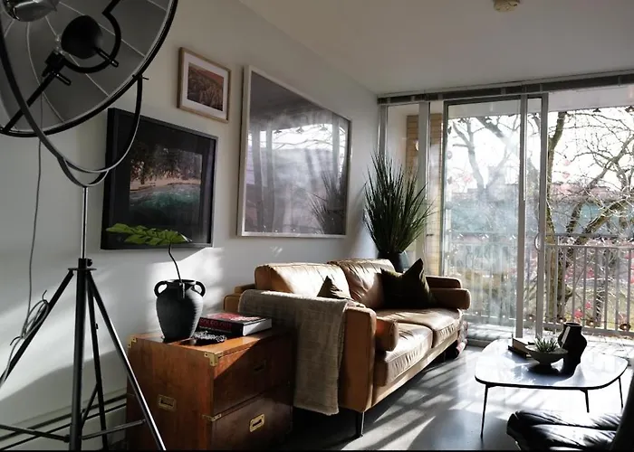 Modern, Bright 2 Bedroom Condo In Historic Chinatown, Downtown Vancouver