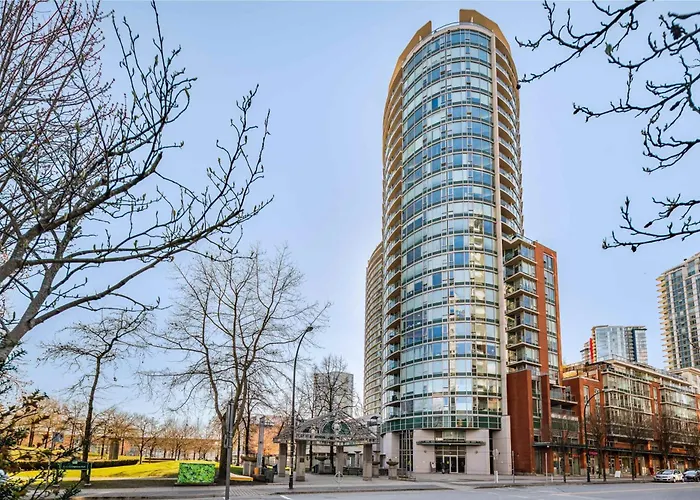 Cozy Condo! Central Location! Plus One Free Parking!