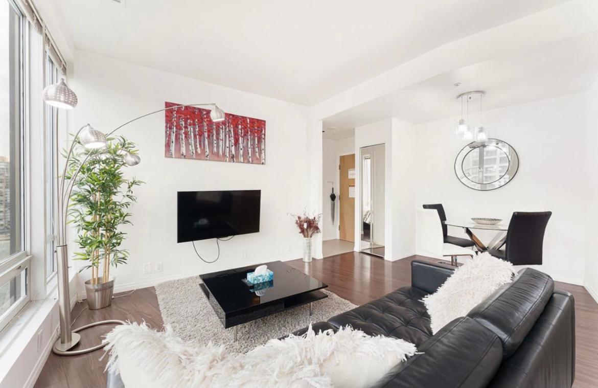 2bdrm Luxurious In Heart Of Downtown Apartment *