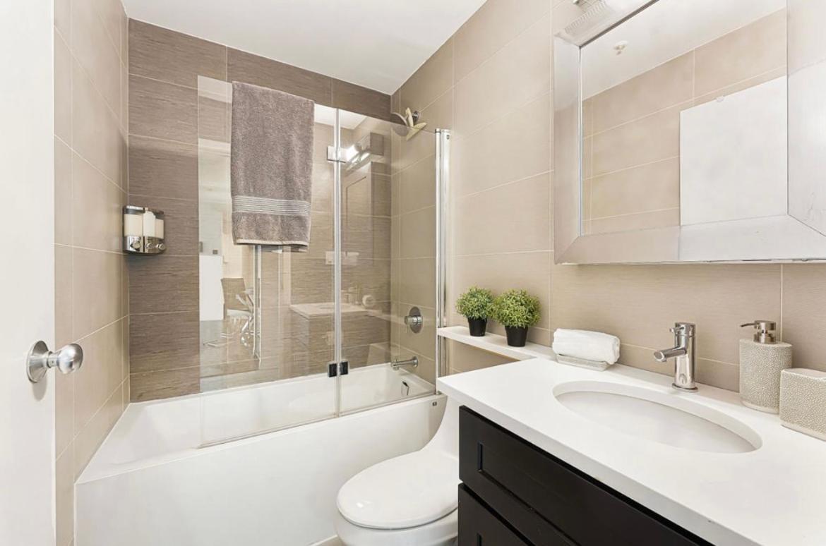 2bdrm Luxurious In Heart Of Downtown Apartment *