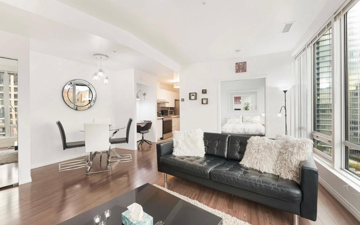 Apartment 2bdrm Luxurious In Heart Of Downtown *