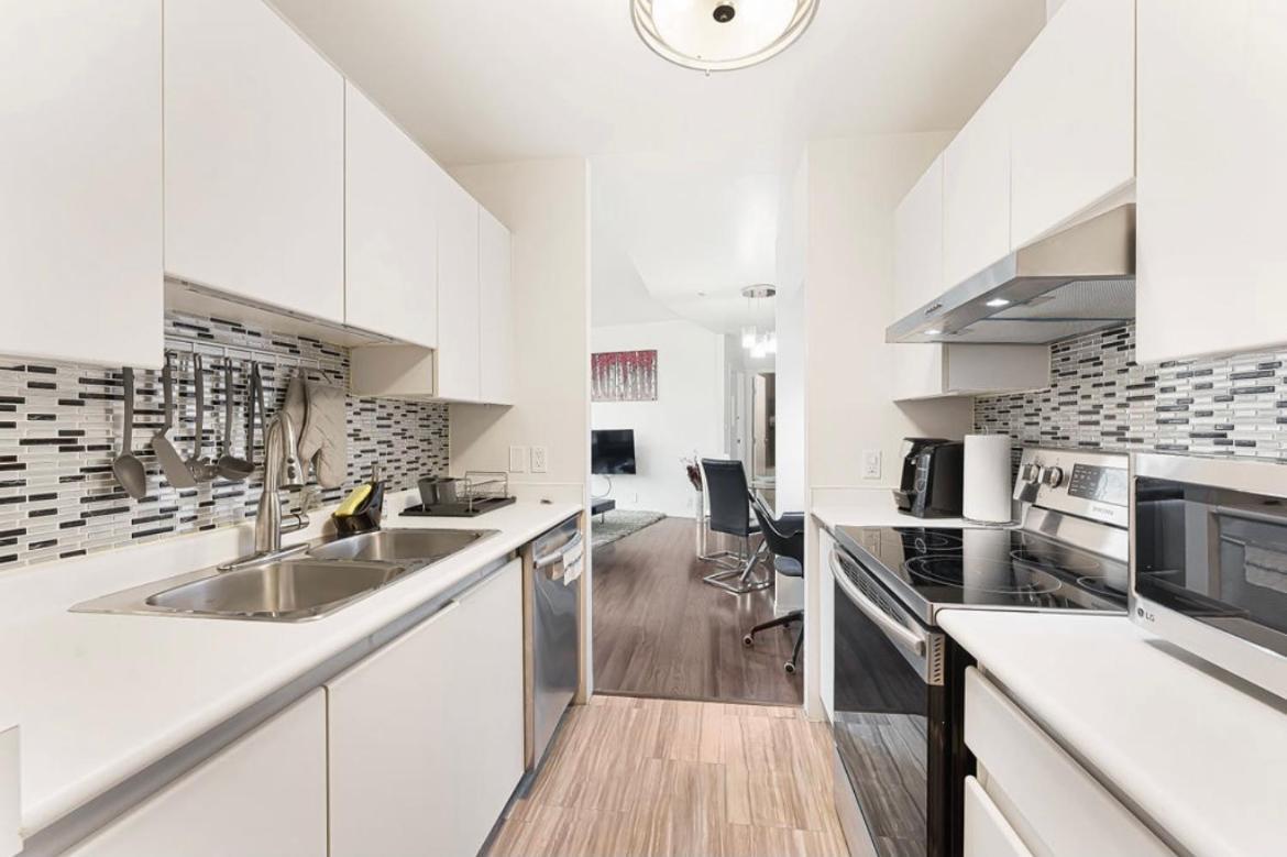2bdrm Luxurious In Heart Of Downtown Apartment *