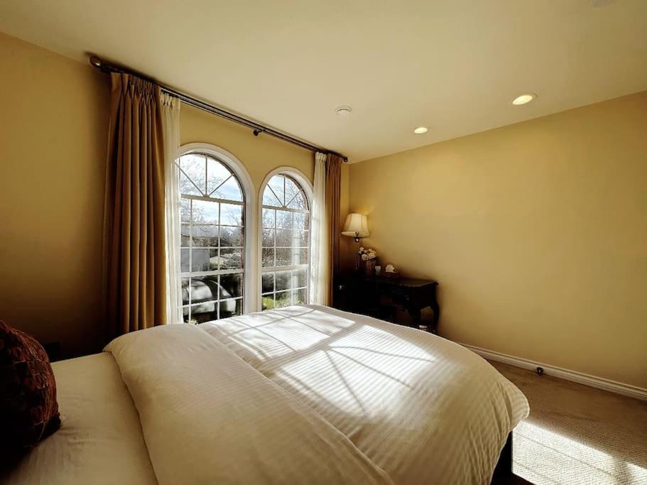 Super Cosy 8bed & 6bath In Heart Near To Airport And Downtown Villa
