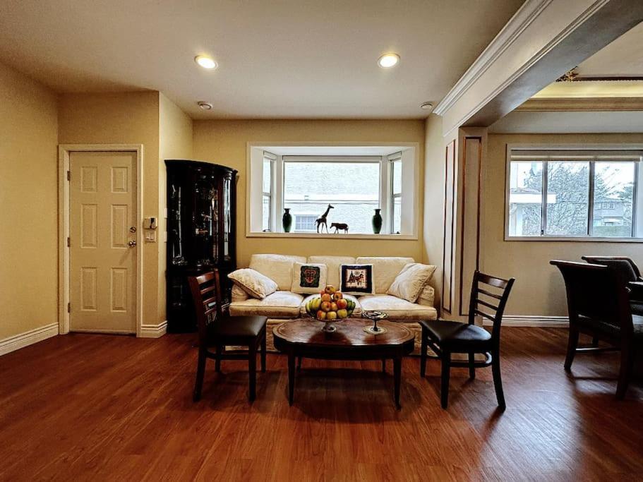 Super Cosy 8bed & 6bath In Heart Near To Airport And Downtown Villa *