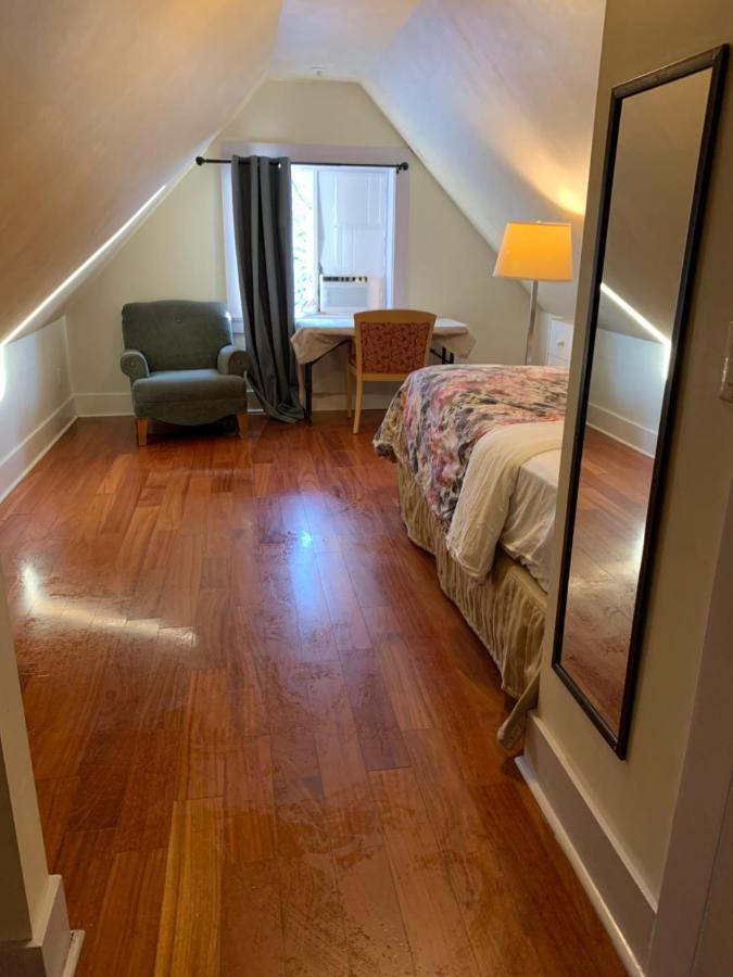 Guest house West Vancouver