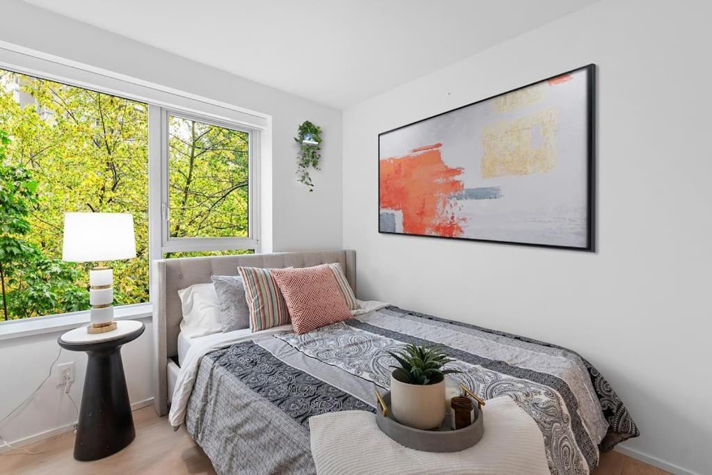 Elegant 2-bedroom Duplex Haven In Vibrant Yaletown Vancouver