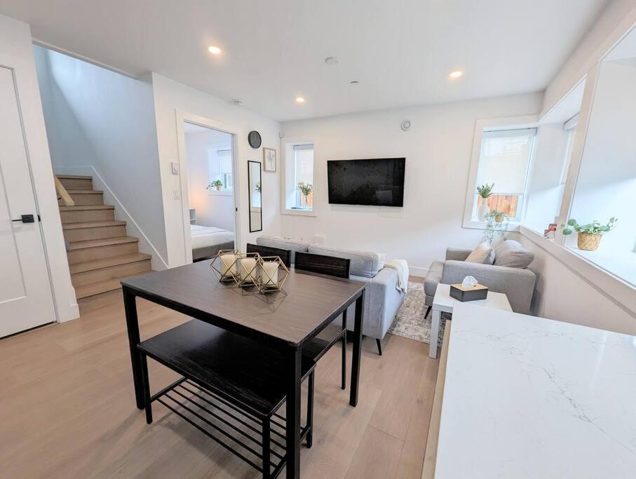 Centrally Located, Modern, 2 Bedroom Ferienhaus