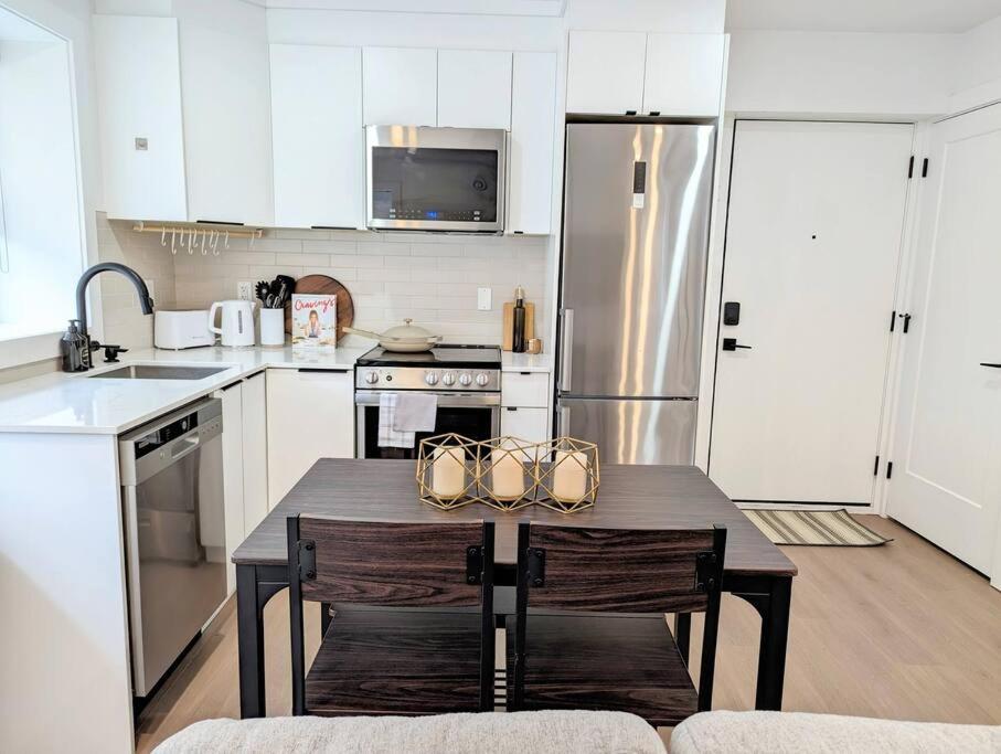 Centrally Located, Modern, 2 Bedroom Ferienhaus Vancouver