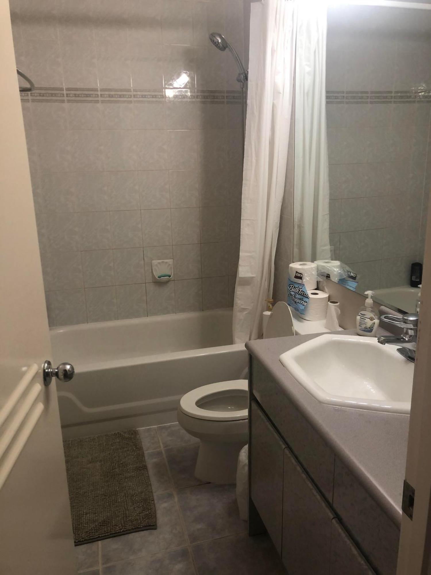 Comfort Guest Close Subway Station And Downtown Vancouver, Ubc, Restaurant And 7-eleven Convenience Store Homestay