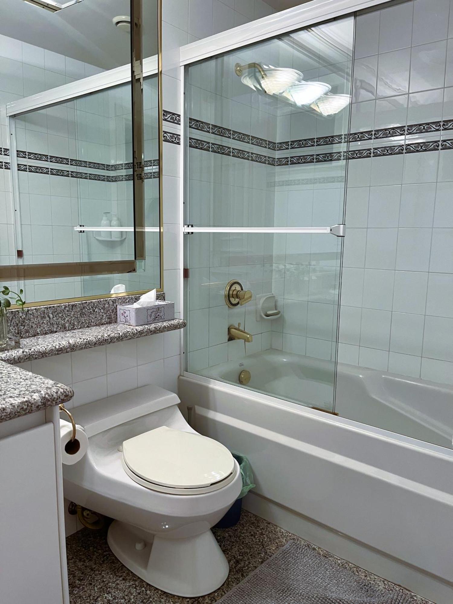 Nest Near Yvr Ubc Downtown Homestay Vancouver