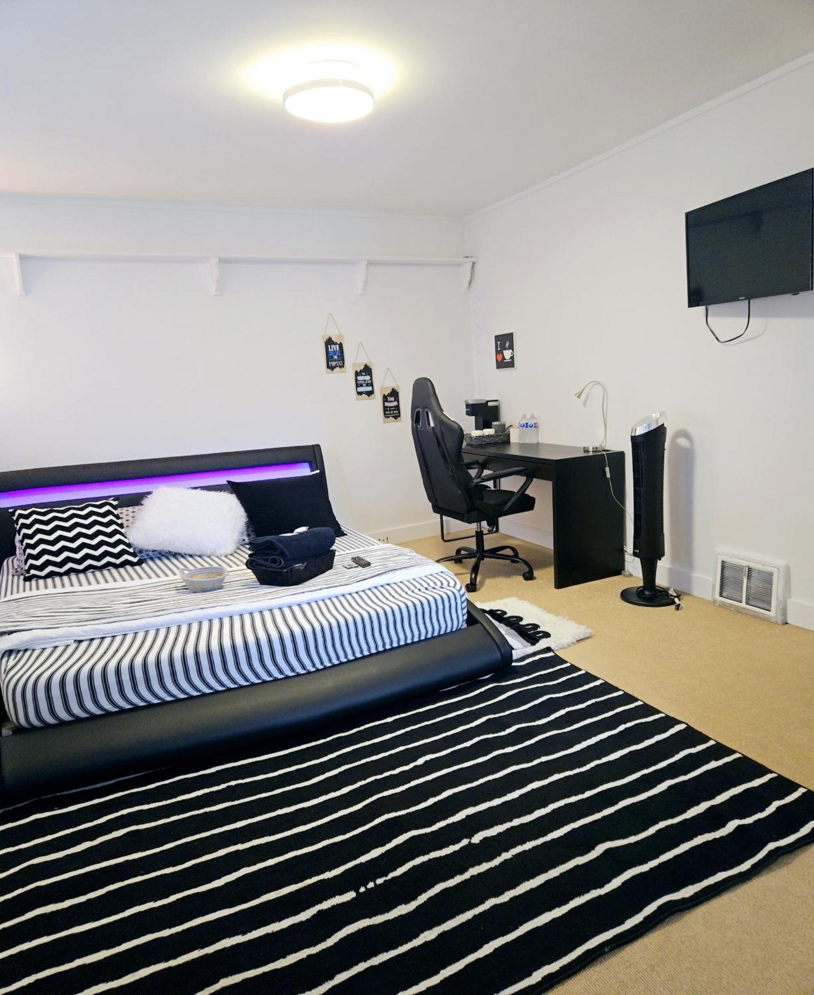 Privatunterkunft Cozy Stylish Black & White Design In The Heart Of Vancouver! Private Parking, Self Check-in & Just 4 Mins To Metrotown! *