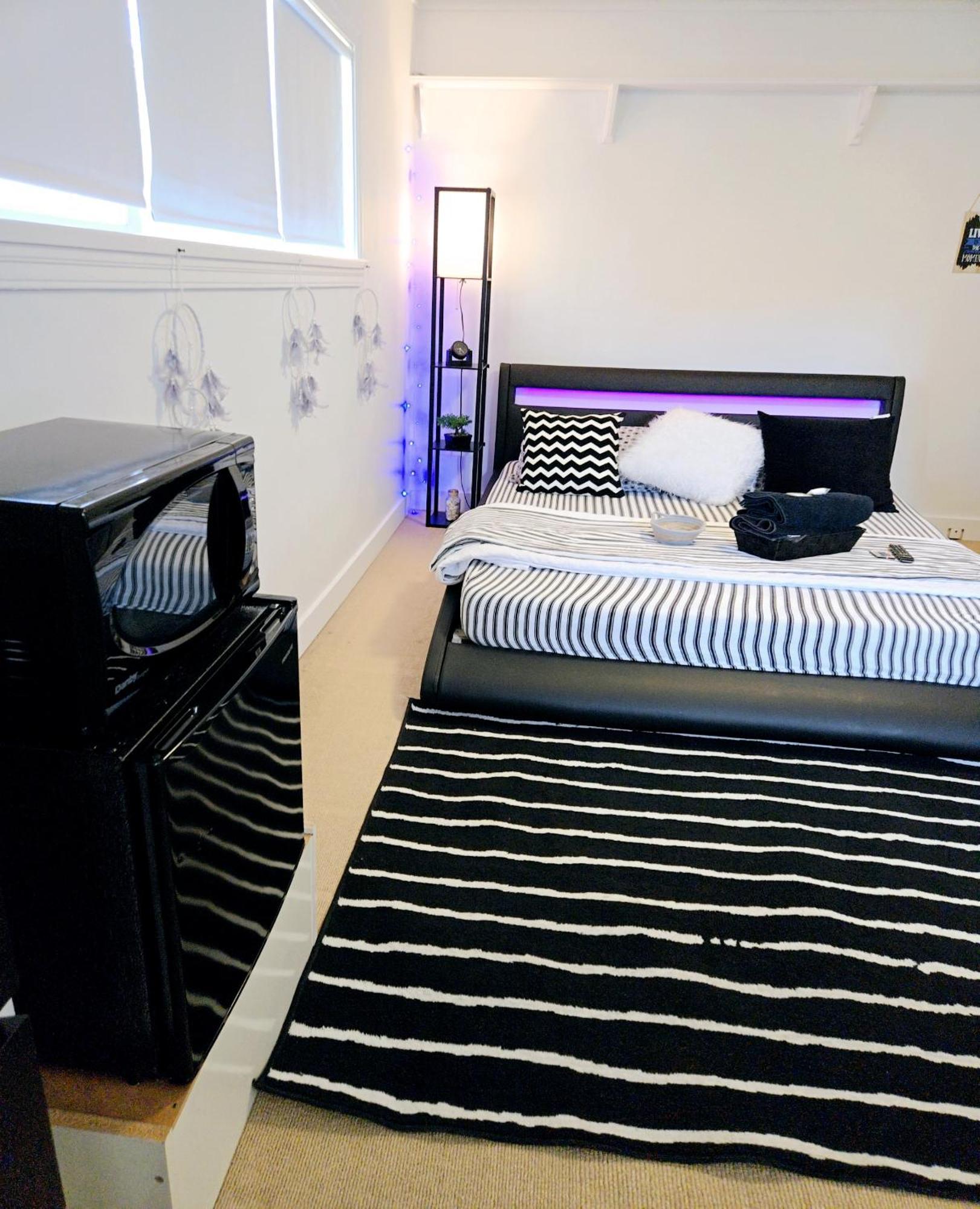 Cozy Stylish Black & White Design In The Heart Of Vancouver! Private Parking, Self Check-in & Just 4 Mins To Metrotown! Privatunterkunft Vancouver