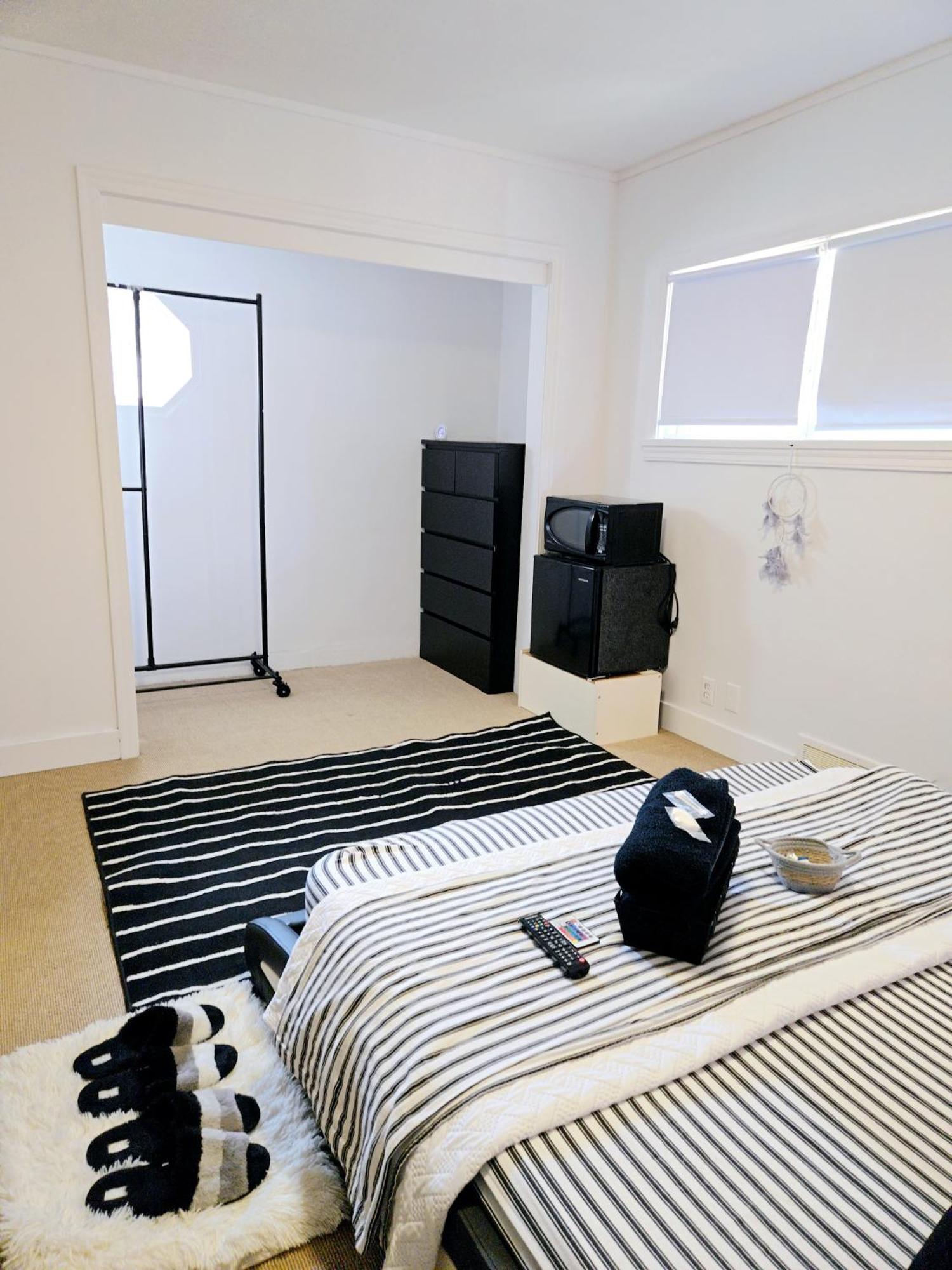 Cozy Stylish Black & White Design In The Heart Of Vancouver! Private Parking, Self Check-in & Just 4 Mins To Metrotown! Privatunterkunft