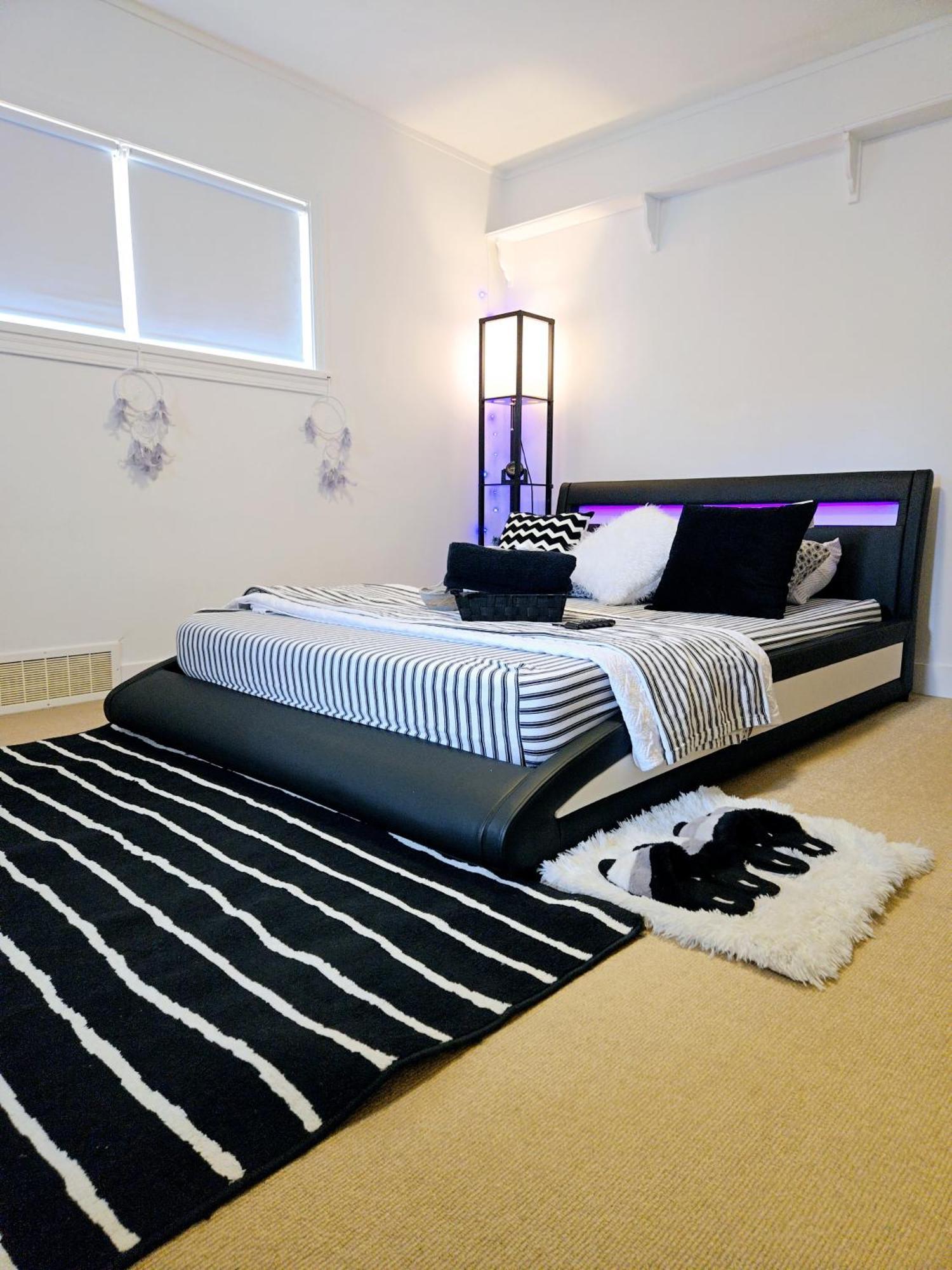 Cozy Stylish Black & White Design In The Heart Of Vancouver! Private Parking, Self Check-in & Just 4 Mins To Metrotown! Privatunterkunft *
