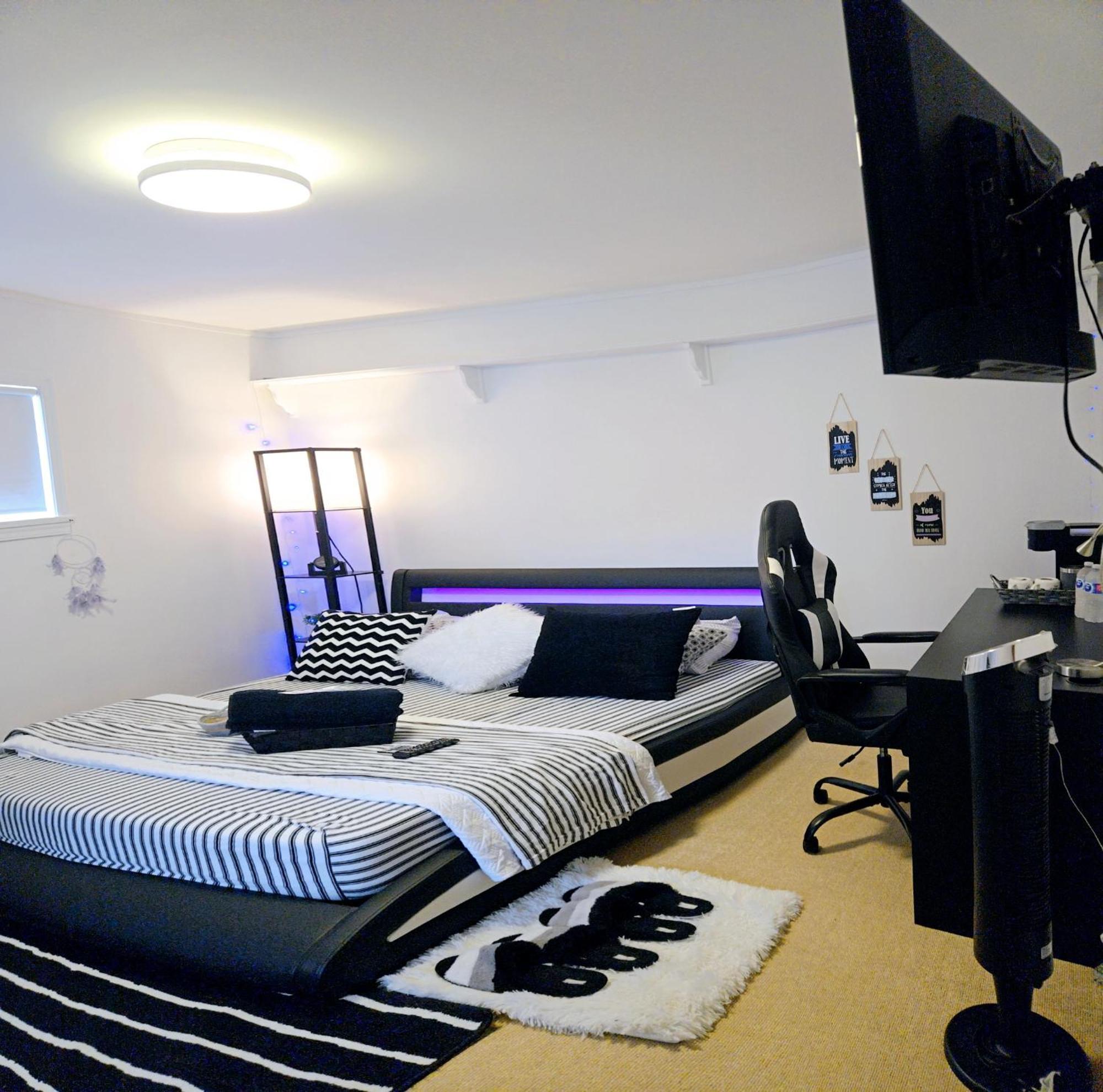 Privatunterkunft Cozy Stylish Black & White Design In The Heart Of Vancouver! Private Parking, Self Check-in & Just 4 Mins To Metrotown!