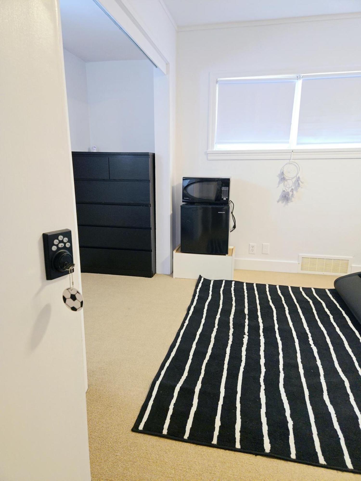 Privatunterkunft Cozy Stylish Black & White Design In The Heart Of Vancouver! Private Parking, Self Check-in & Just 4 Mins To Metrotown! *