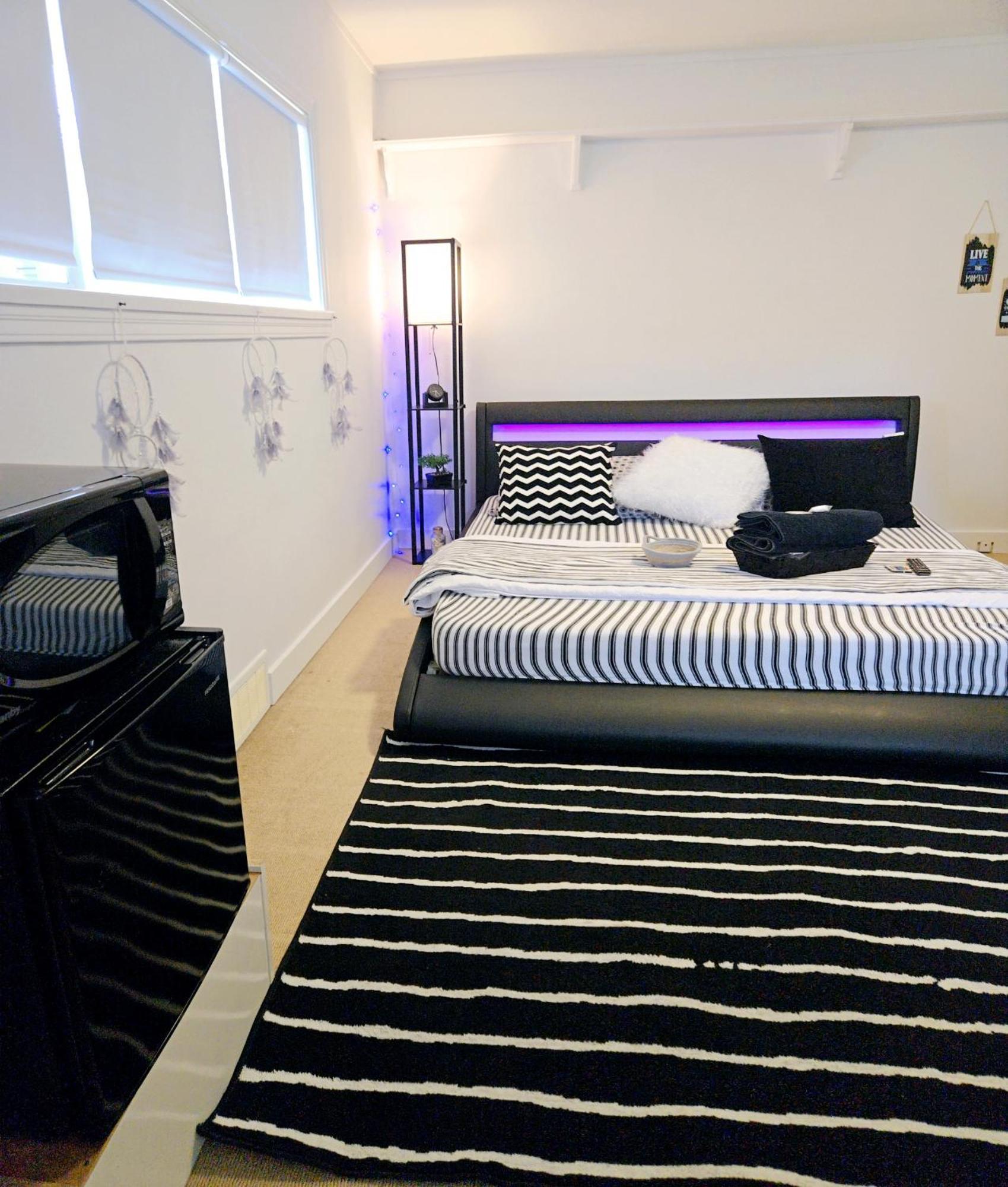 Cozy Stylish Black & White Design In The Heart Of Vancouver! Private Parking, Self Check-in & Just 4 Mins To Metrotown! Privatunterkunft Vancouver