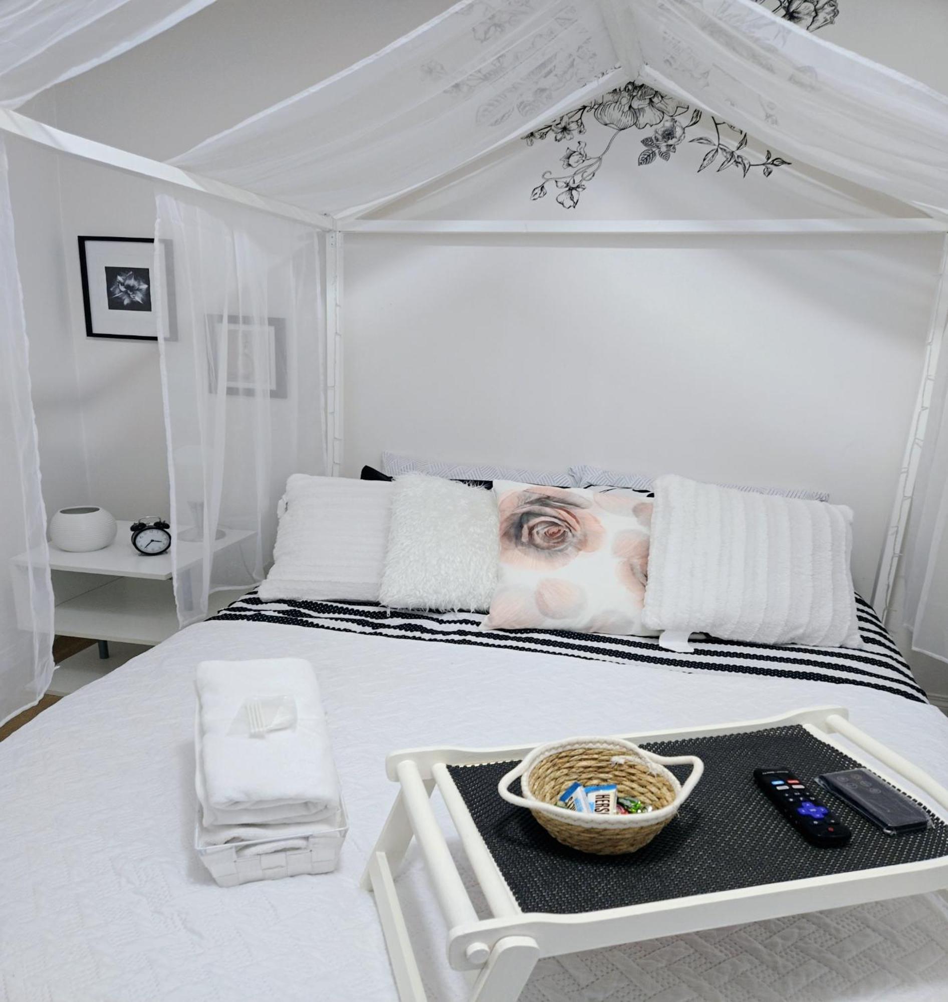 Lovely Cozy Room! With Attached Private Bath In The Heart Of Vancouver! Private Parking & Self Check-in! Privatunterkunft *
