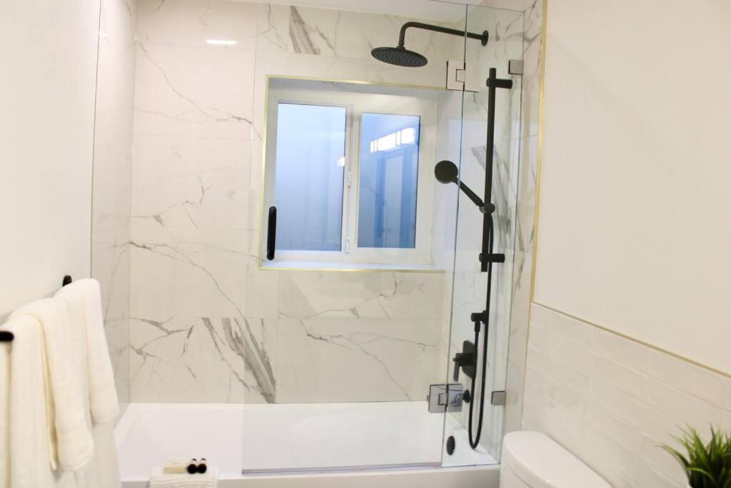 2bdr Stylish Comfort Parkside Apartment Vancouver