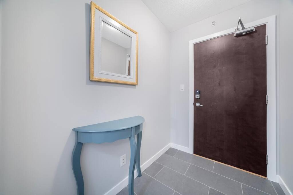 Beautiful Dt 3 Bed 2bath Apat Free Parking & Pool Apartment *