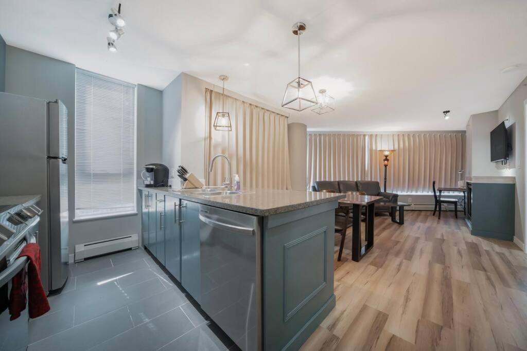 Beautiful Dt 3 Bed 2bath Apat Free Parking & Pool Apartment Vancouver