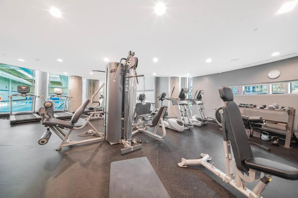 Beautiful Dt 3 Bed 2bath Apat Free Parking & Pool Apartment *