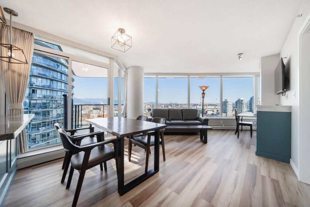 Apartment Beautiful Dt 3 Bed 2bath Apat Free Parking & Pool Vancouver
