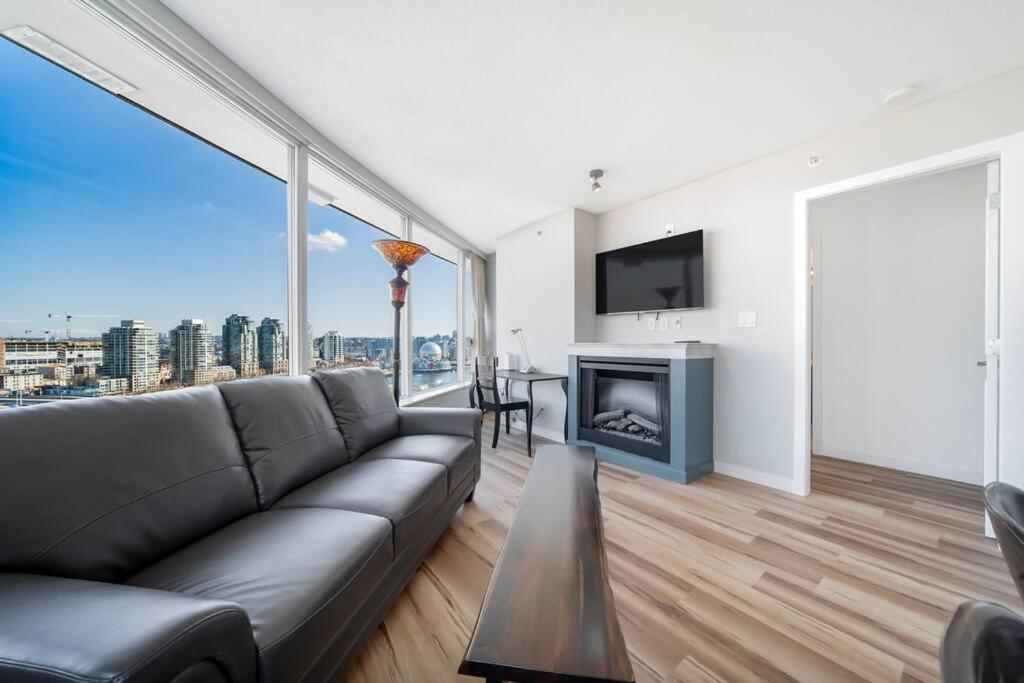 Apartment Beautiful Dt 3 Bed 2bath Apat Free Parking & Pool Vancouver