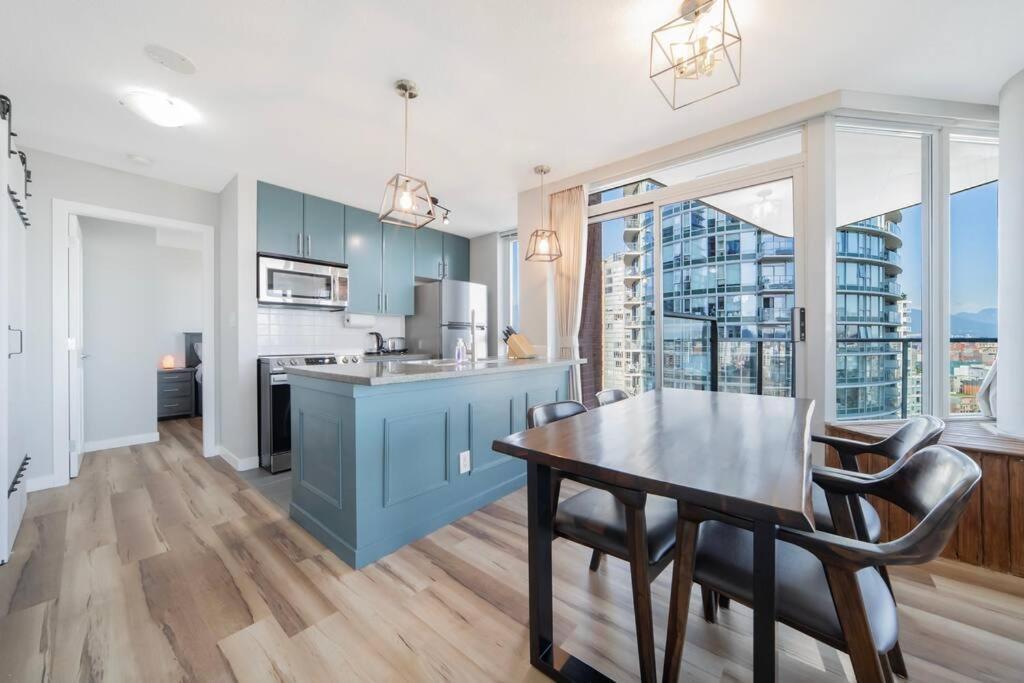 Beautiful Dt 3 Bed 2bath Apat Free Parking & Pool *