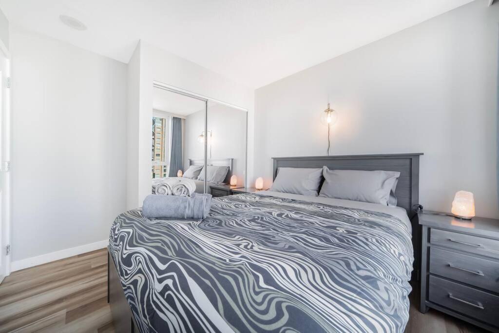 Apartment Beautiful Dt 3 Bed 2bath Apat Free Parking & Pool Vancouver