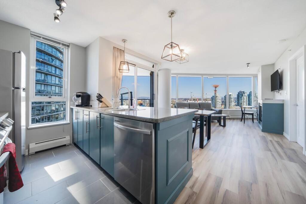 Beautiful Dt 3 Bed 2bath Apat Free Parking & Pool * Vancouver