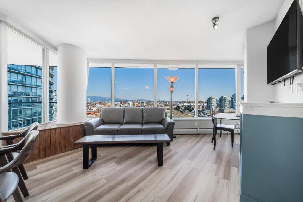 Beautiful Dt 3 Bed 2bath Apat Free Parking & Pool