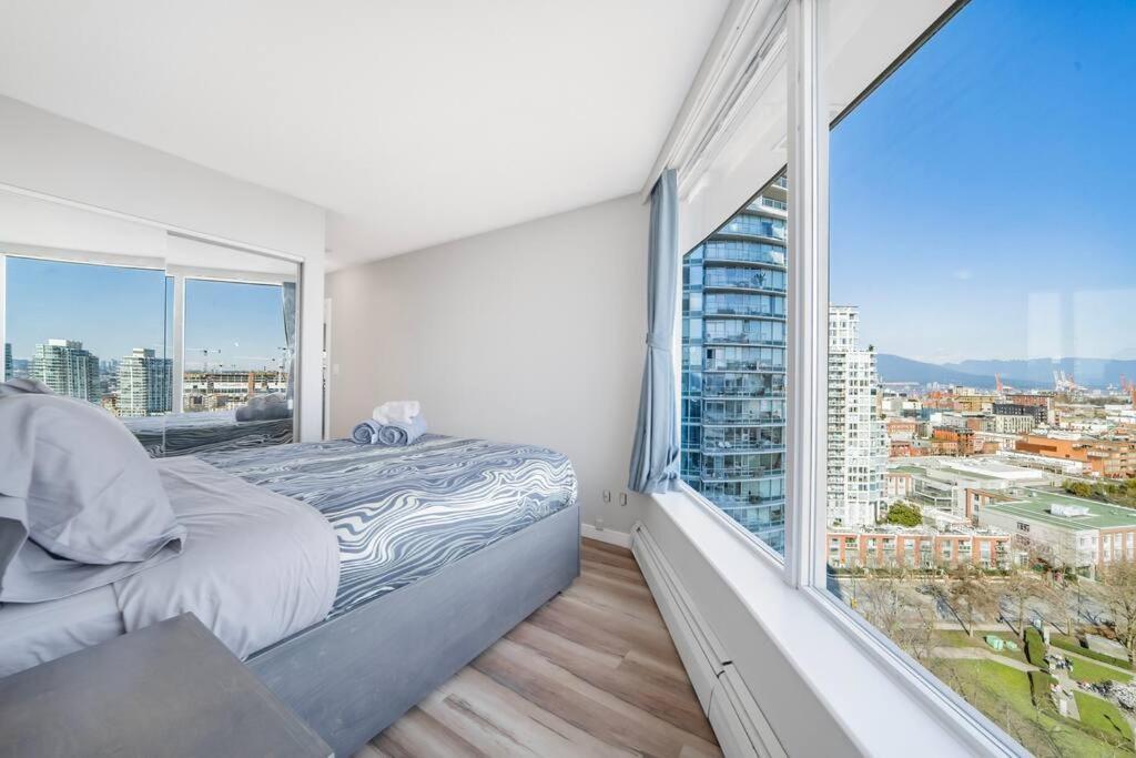 Beautiful Dt 3 Bed 2bath Apat Free Parking & Pool Apartment
