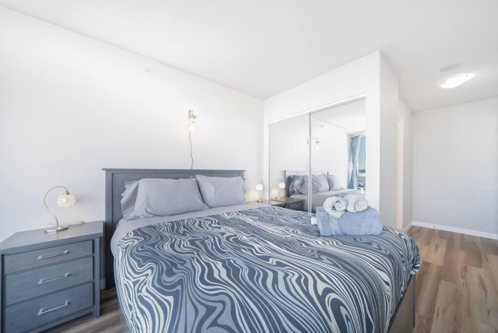 Beautiful Dt 3 Bed 2bath Apat Free Parking & Pool Apartment *