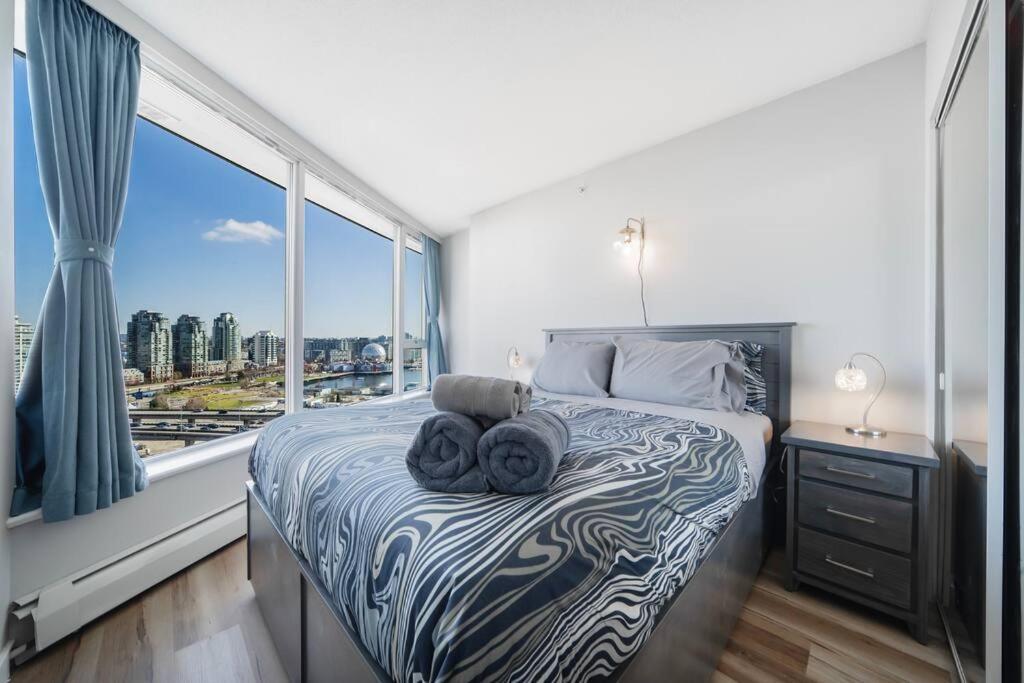 Beautiful Dt 3 Bed 2bath Apat Free Parking & Pool Apartment Vancouver