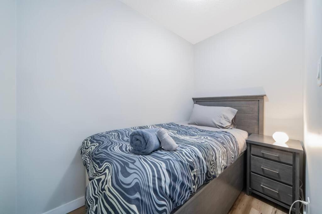Apartment Beautiful Dt 3 Bed 2bath Apat Free Parking & Pool Vancouver