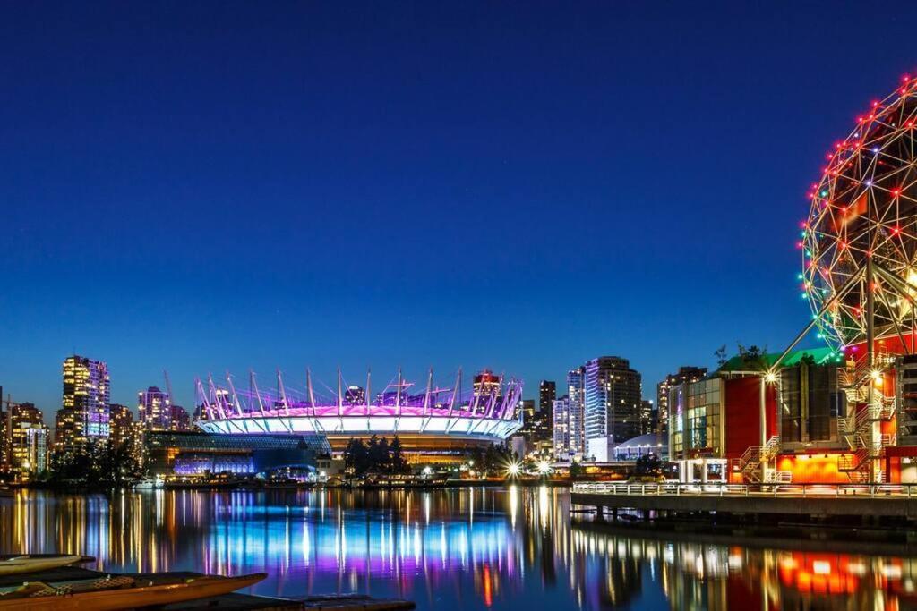 Beautiful Dt 3 Bed 2bath Apat Free Parking & Pool Vancouver