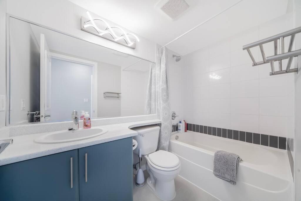 Beautiful Dt 3 Bed 2bath Apat Free Parking & Pool Apartment