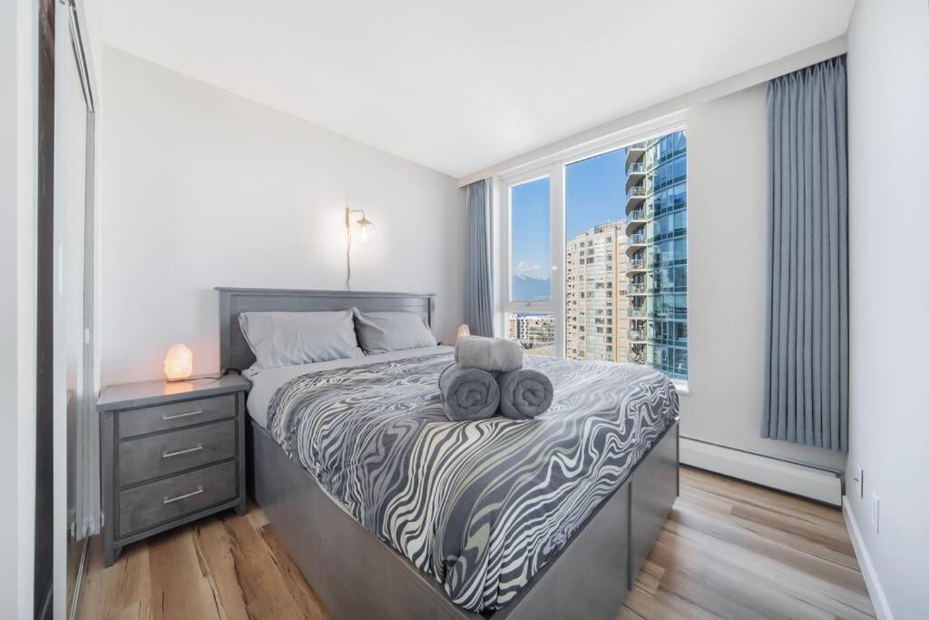 Beautiful Dt 3 Bed 2bath Apat Free Parking & Pool Vancouver