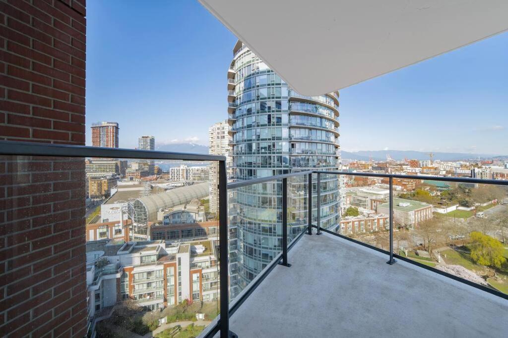 Beautiful Dt 3 Bed 2bath Apat Free Parking & Pool Apartment