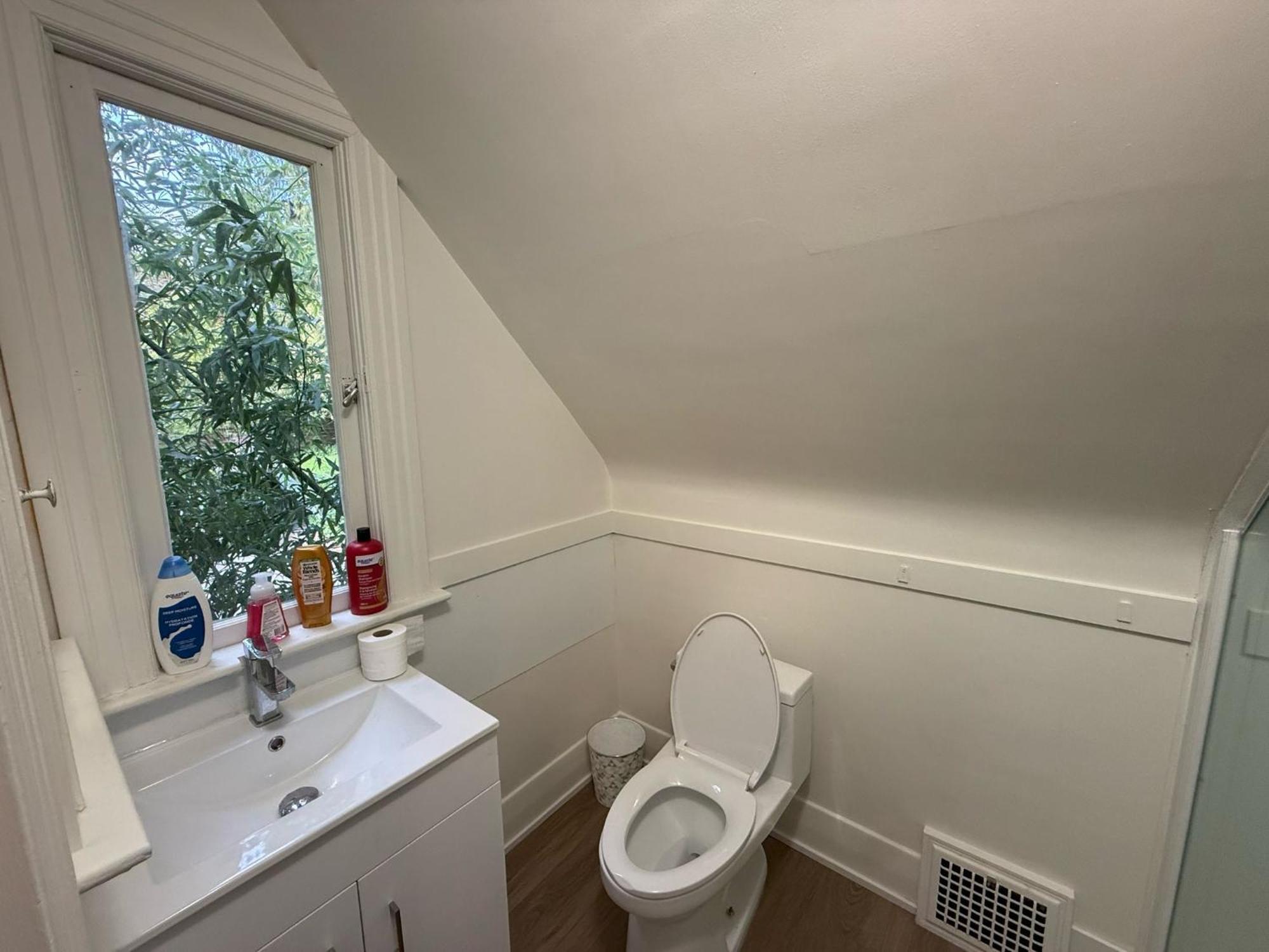 Homestay Budget In Near Ubc, Kerrisdale Shopping Distt Vancouver