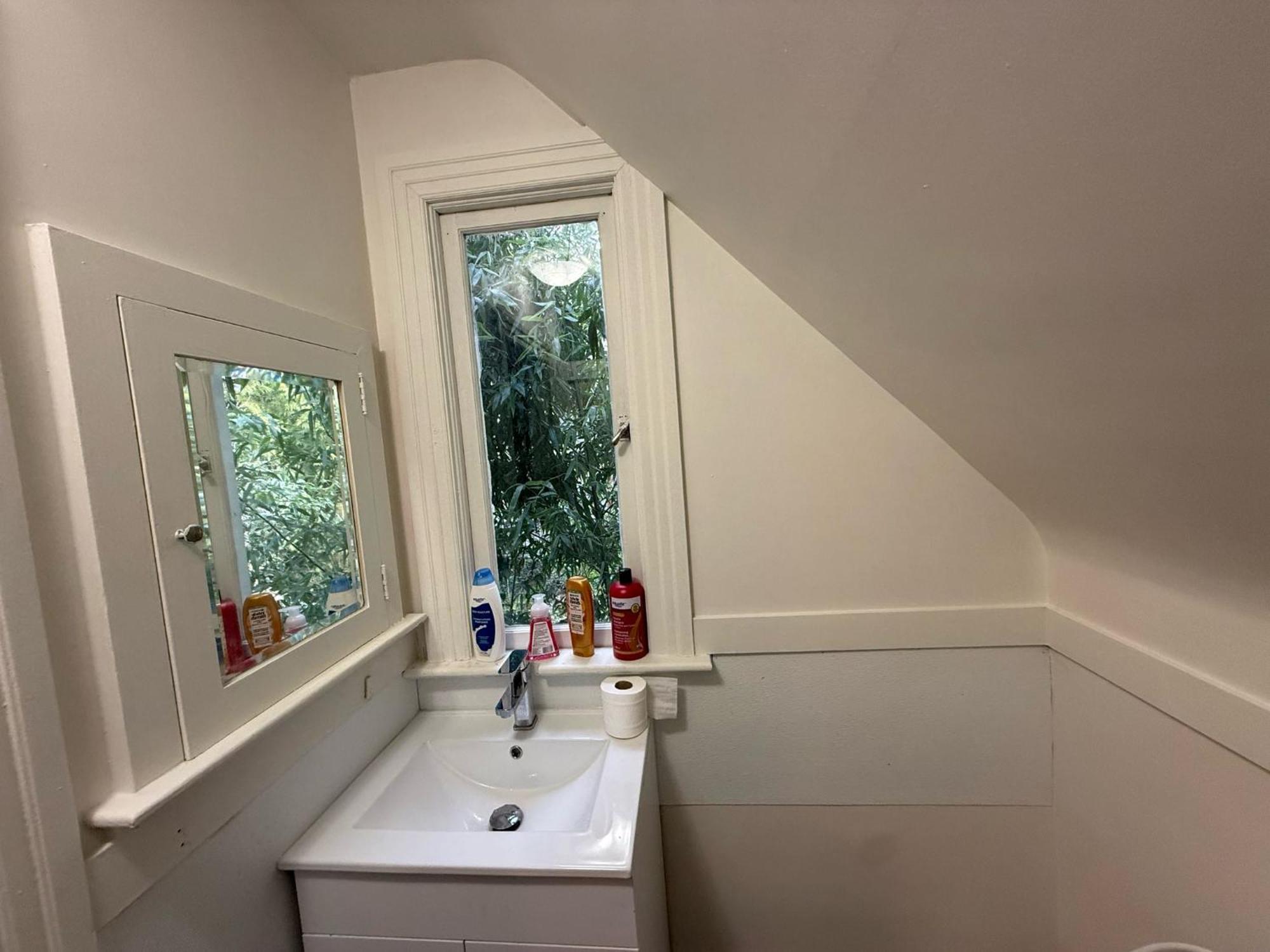 Budget In Near Ubc, Kerrisdale Shopping Distt Homestay *