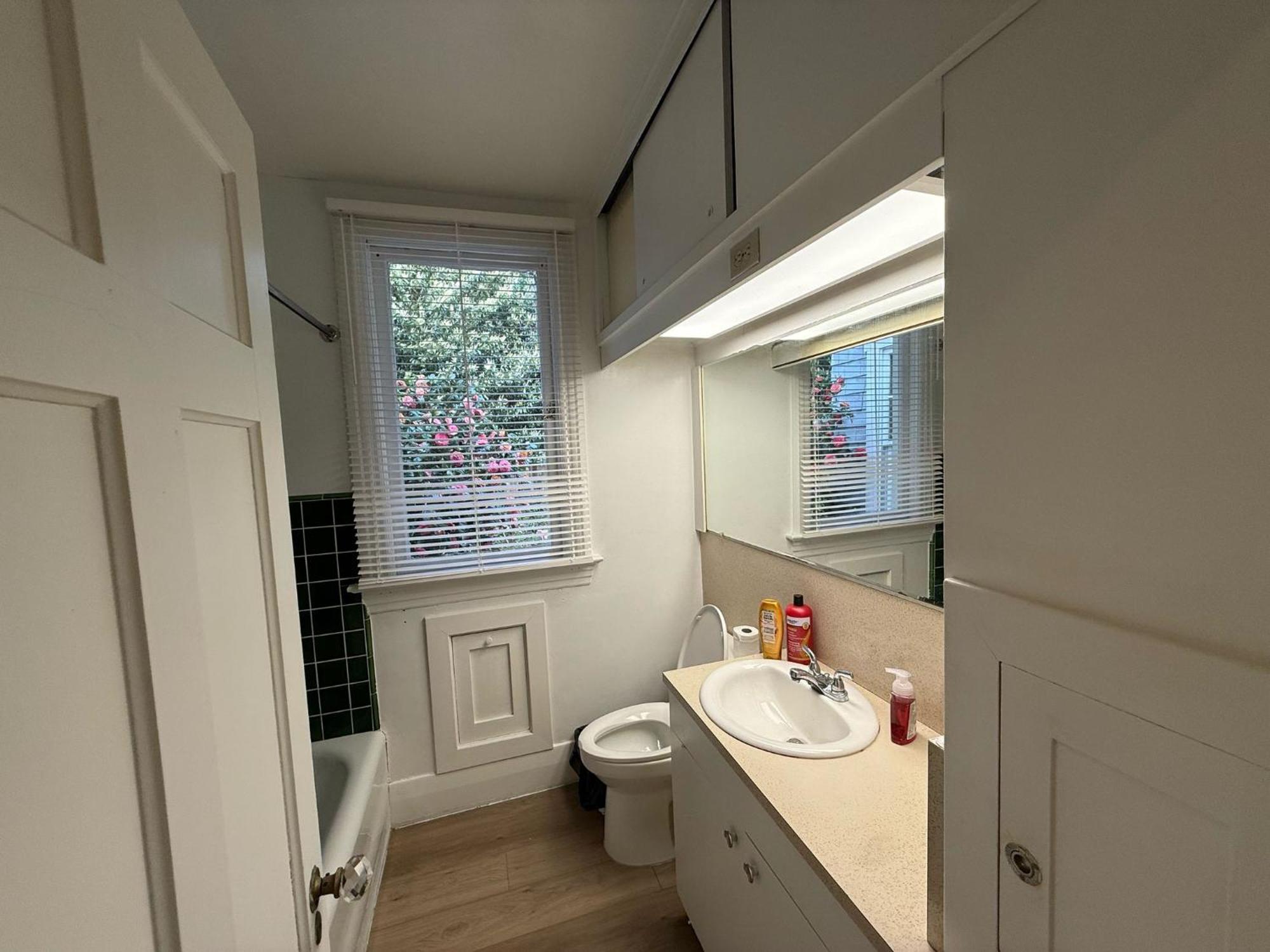 Budget In Near Ubc, Kerrisdale Shopping Distt Homestay Vancouver