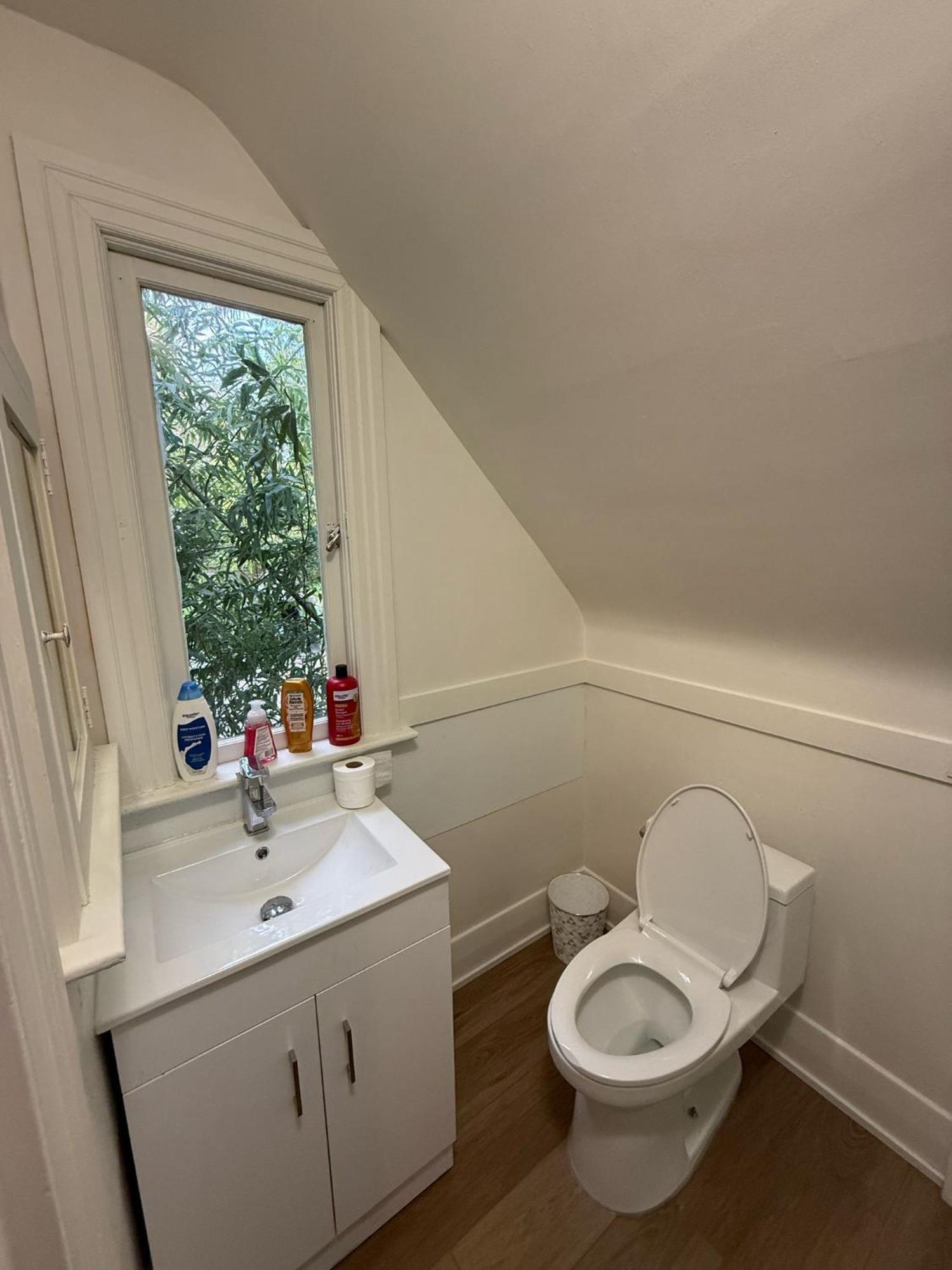 Budget In Near Ubc, Kerrisdale Shopping Distt Homestay Vancouver