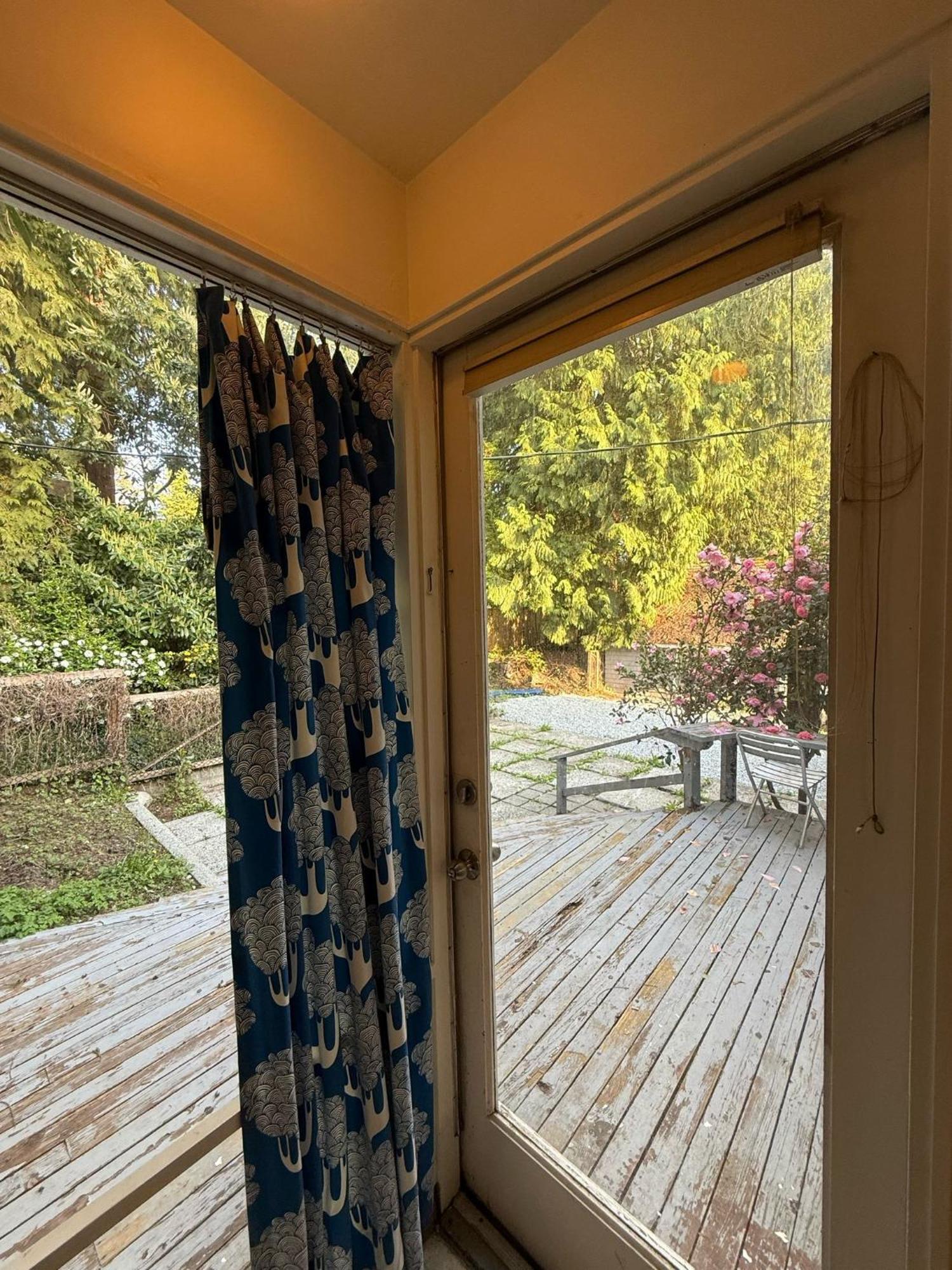 Homestay Budget In Near Ubc, Kerrisdale Shopping Distt Vancouver