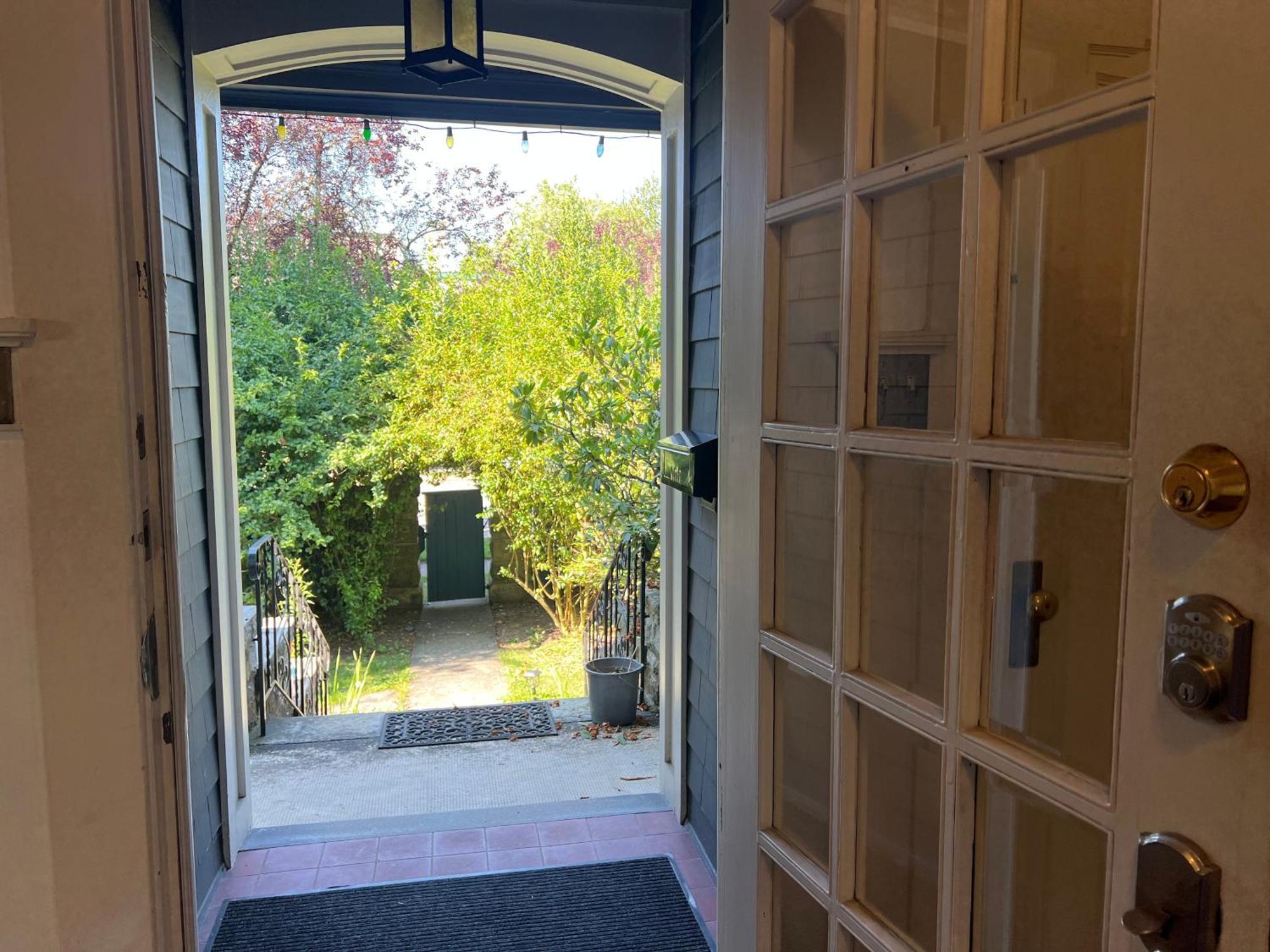 Shaughnessy Gem- Historic Villa- 5 Bedroom 3 Ba- Near Attraction Vancouver
